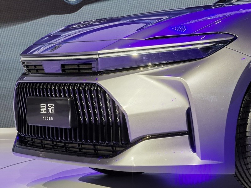 Dải đèn LED định vị ban ngày nằm vắt ngang đầu xe của Toyota Crown Sedan 2024 Dải đèn LED định vị ban ngày nằm vắt ngang đầu xe của Toyota Crown Sedan 2024