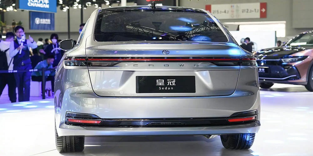 Toyota Crown Sedan 2024 nhìn từ phía sau Toyota Crown Sedan 2024 nhìn từ phía sau