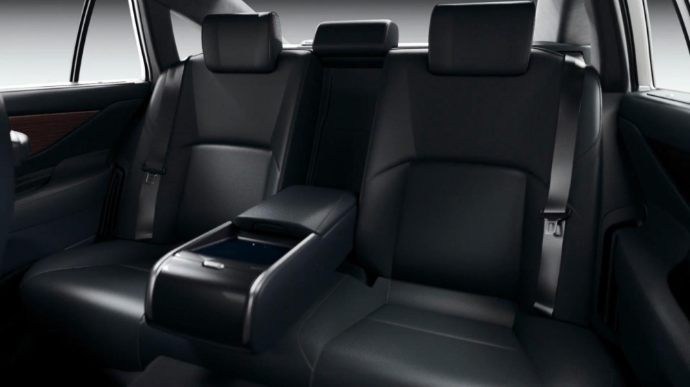 Ghế sau của Toyota Crown Sedan 2024 đủ chỗ cho 3 người ngồi Ghế sau của Toyota Crown Sedan 2024 đủ chỗ cho 3 người ngồi