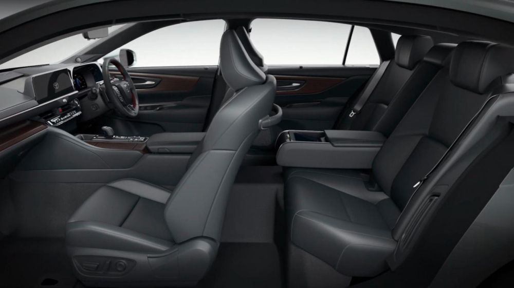 Chạy dọc trong nội thất của Toyota Crown Sedan 2024 là trục truyền động khá lớn Chạy dọc trong nội thất của Toyota Crown Sedan 2024 là trục truyền động khá lớn