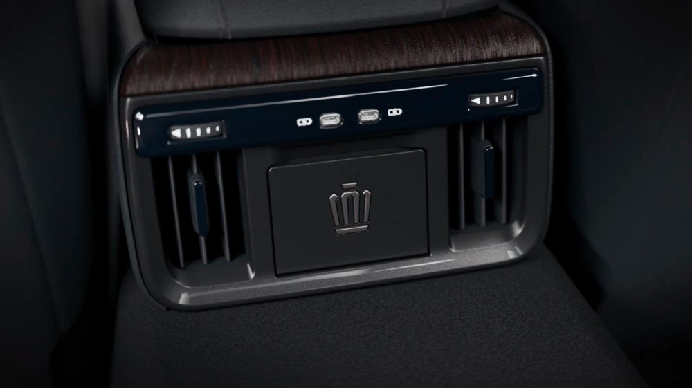 Cửa gió điều hòa và cổng USB dành cho hàng ghế sau của Toyota Crown Sedan 2024 Cửa gió điều hòa và cổng USB dành cho hàng ghế sau của Toyota Crown Sedan 2024