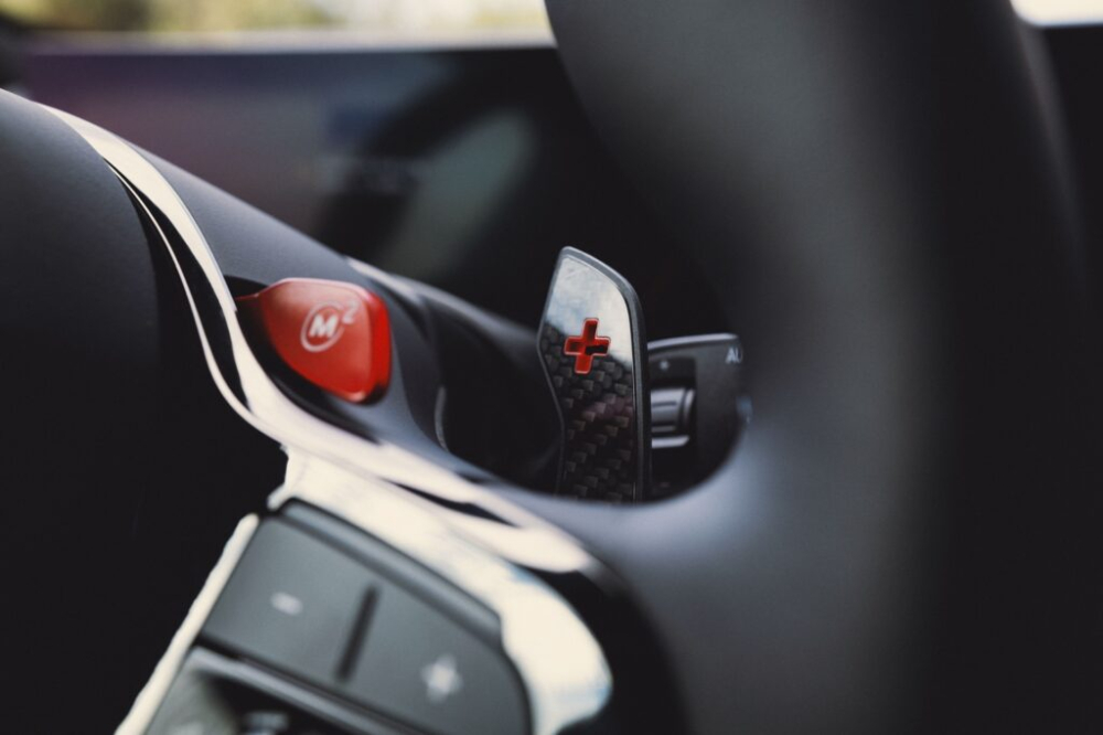 Lẫy màu đỏ sau vô lăng của BMW XM Label Red 2023 Lẫy màu đỏ sau vô lăng của BMW XM Label Red 2023