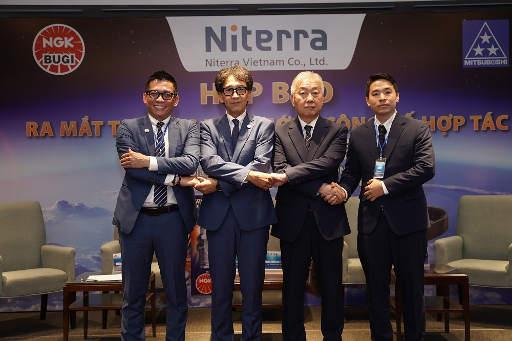 Đại diện 2 h&atilde;ng tại Việt Nam bắt tay c&ugrave;ng hợp t&aacute;c