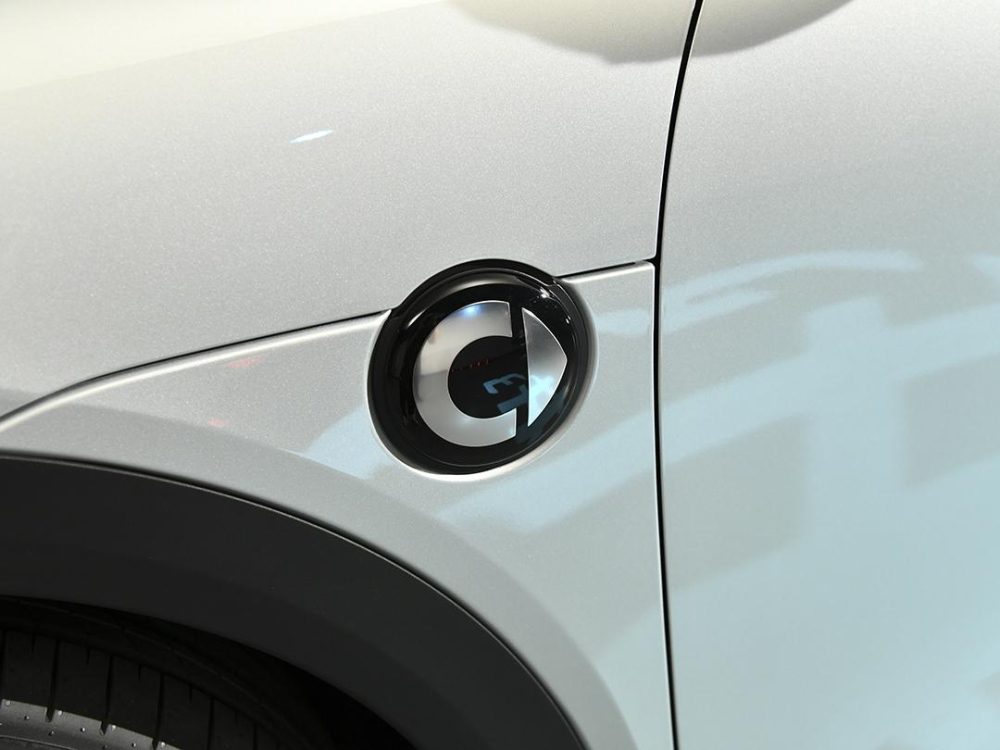 Logo dời từ trụ C tr&ecirc;n #1 xuống ngay sau v&ograve;m b&aacute;nh xe trước của #3