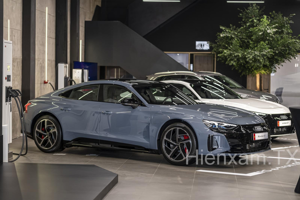 Audi RS e-Tron GT là mẫu xe hiệu suất cao đầu tiên thuộc dòng RS được phân phối chính hãng tại Việt Nam. Audi RS e-Tron GT là mẫu xe hiệu suất cao đầu tiên thuộc dòng RS được phân phối chính hãng tại Việt Nam.