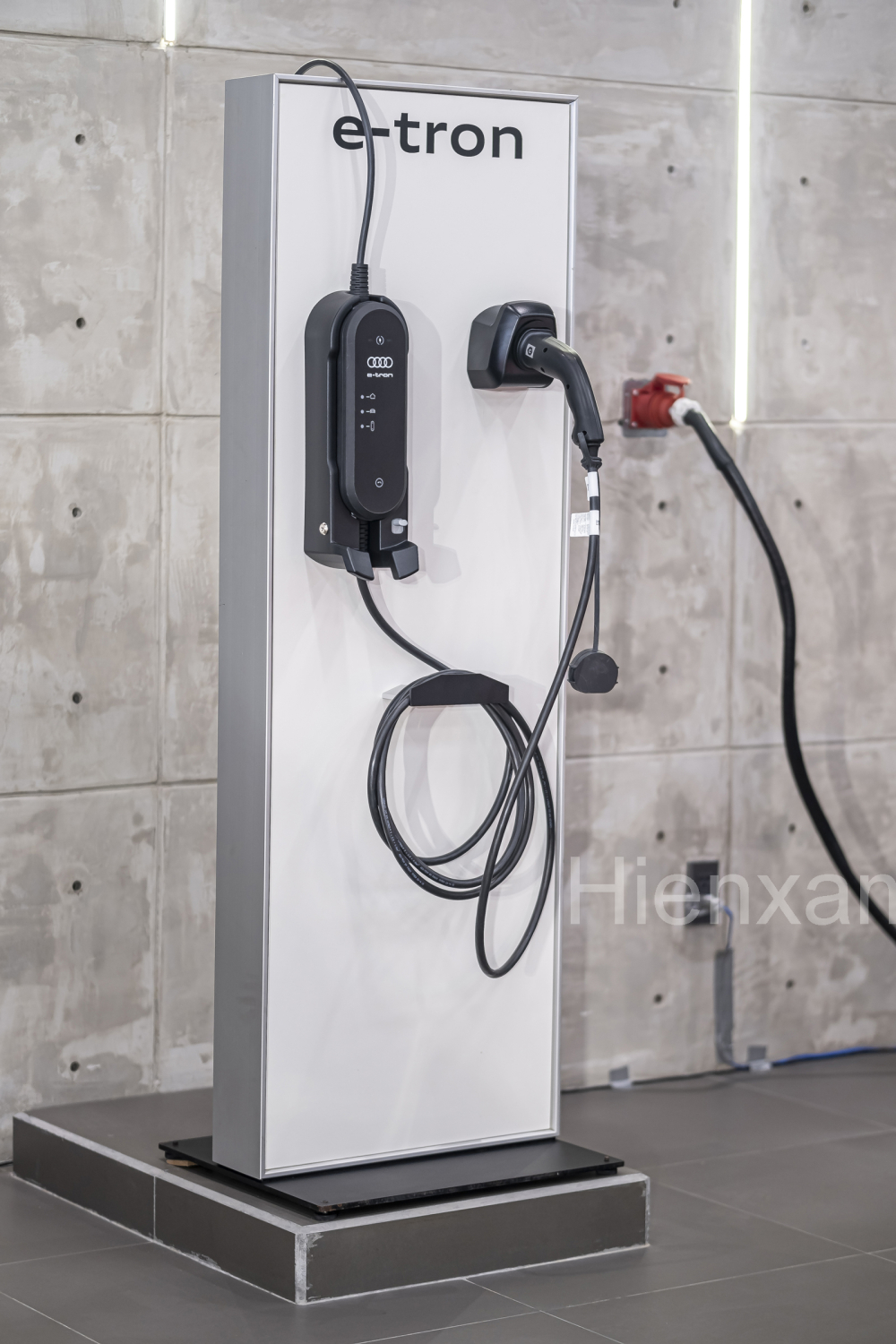 Với trạm sạc 180kW, khách hàng sở hữu Audi e-Tron có thể sạc nhanh chỉ trong 20-30 phút. Với trạm sạc 180kW, khách hàng sở hữu Audi e-Tron có thể sạc nhanh chỉ trong 20-30 phút.