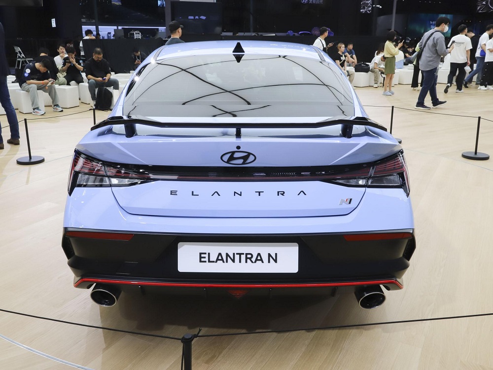 Hyundai Elantra N 2024 nhìn từ phía sau