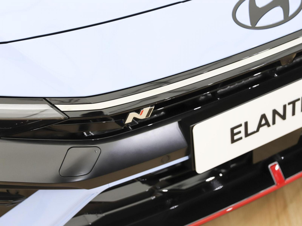 Logo N trên lưới tản nhiệt của Hyundai Elantra N 2024