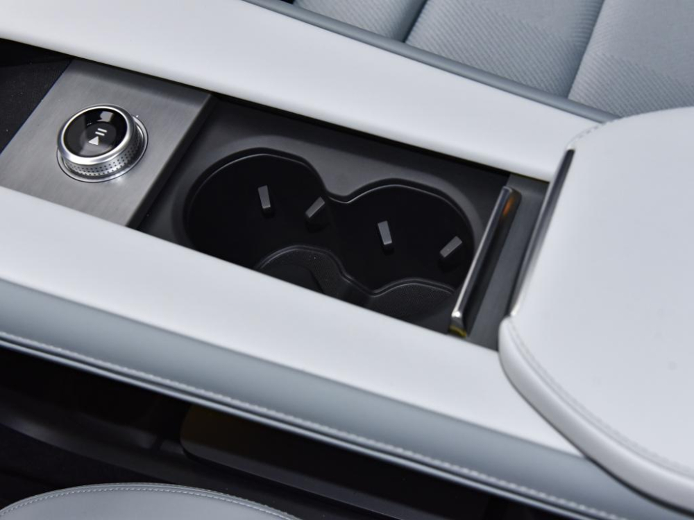 Polestar 4 2024 có cả phiên bản RWD và AWD mạnh mẽ hơn Polestar 4 2024 có cả phiên bản RWD và AWD mạnh mẽ hơn