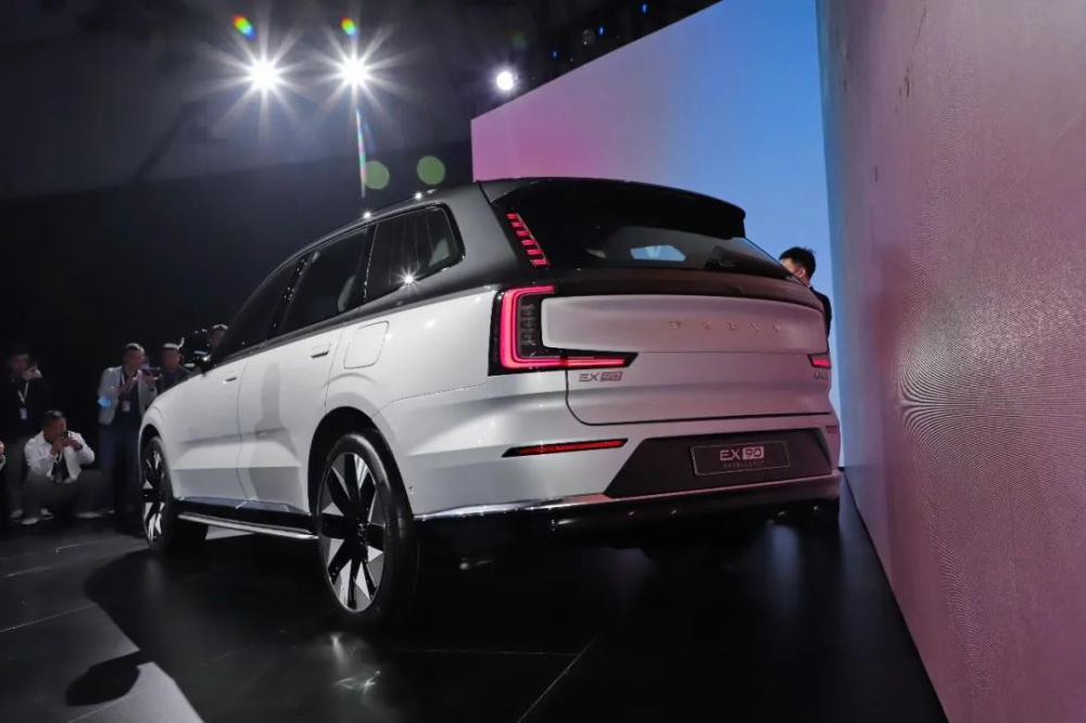 Volvo EX90 Excellence 2023 sơn 2 màu