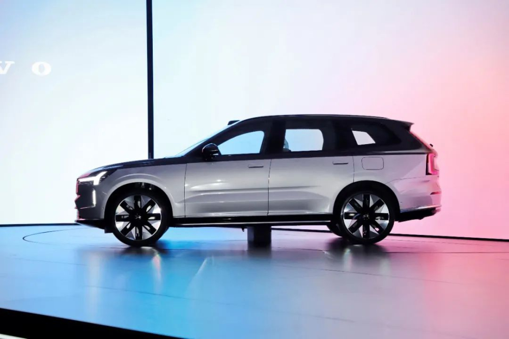 Volvo EX90 Excellence 2023 có tay nắm cửa nằm chìm vào thân xe