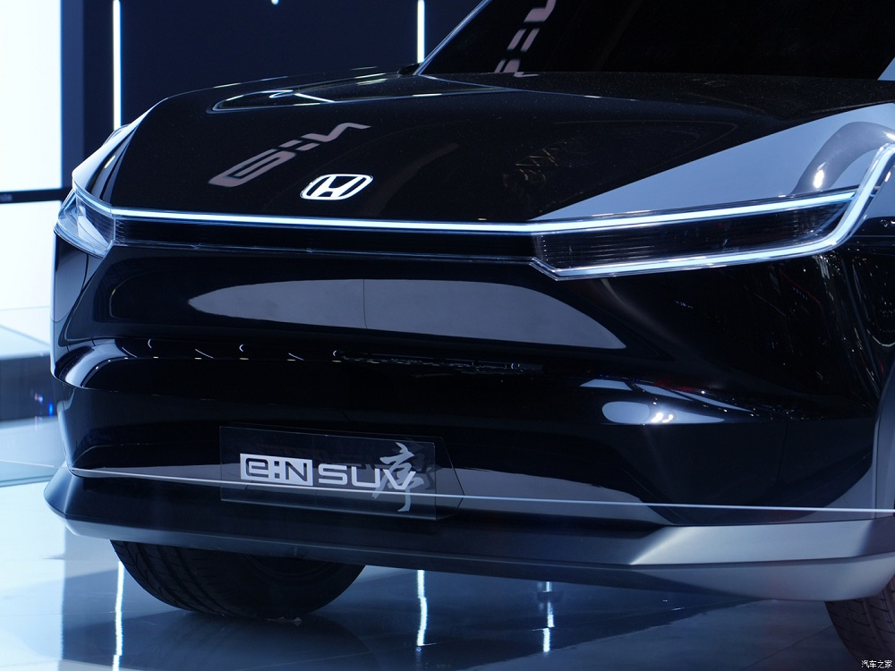 e:N SUV Prologue có logo Honda phát sáng trên nắp ca-pô