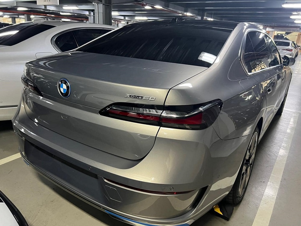 BMW i7 2023 nhìn từ phía sau