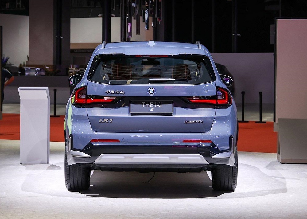BMW iX1 L M Sport 2023 sở hữu cản sau thể thao hơn