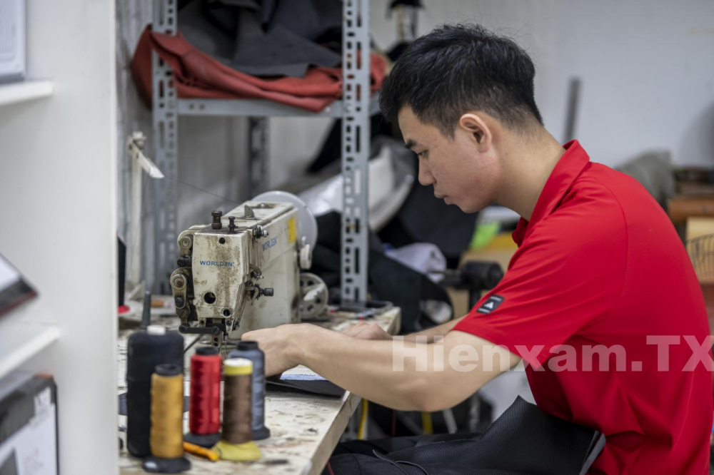 C&aacute;c mảnh da rời sẽ được kh&acirc;u lại để tạo h&igrave;nh n&ecirc;n lớp vỏ bọc mới cho v&ocirc;-lăng.