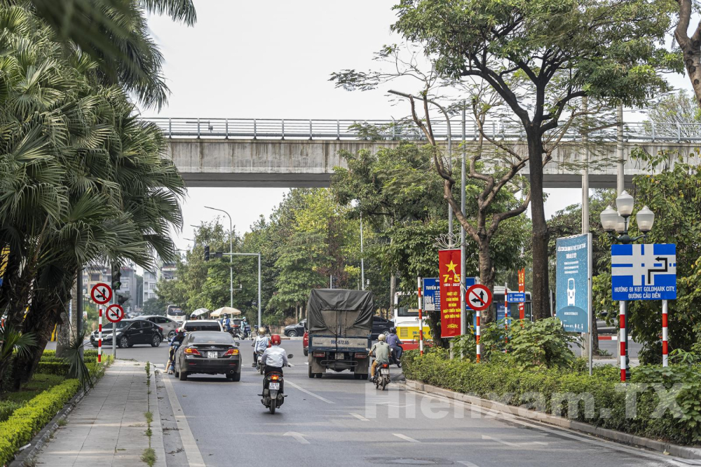 Biển cấm rẽ tr&aacute;i v&agrave; biển chỉ dẫn mới được cắm 