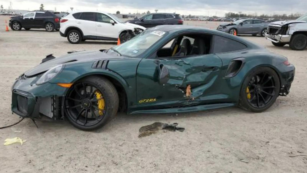Porsche 911 GT2 RS siêu đẹp, siêu hiếm mất gần 10 lần giá trị vì chưa chạy hết roda đã gặp tai nạn Porsche 911 GT2 RS siêu đẹp, siêu hiếm mất gần 10 lần giá trị vì chưa chạy hết roda đã gặp tai nạn