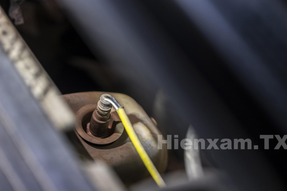 Cảm biến oxy tr&ecirc;n xe &ocirc; t&ocirc;.