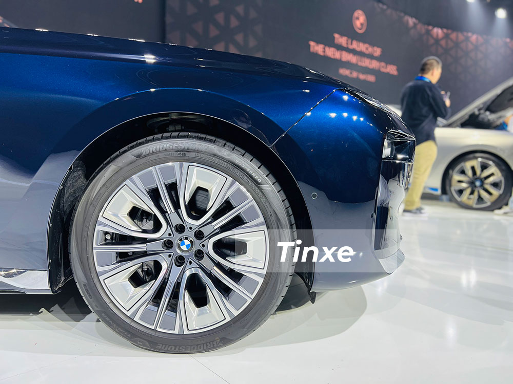 V&agrave;nh hợp kim 20 inch với thiết kế đa chấu của BMW 7-Series 2023