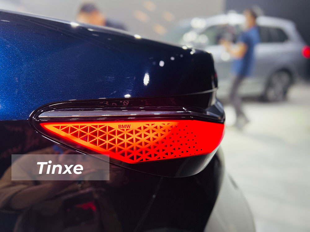 Họa tiết lưới h&igrave;nh lục gi&aacute;c tăng th&ecirc;m vẻ ấn tượng cho đ&egrave;n hậu của BMW 7-Series 2023