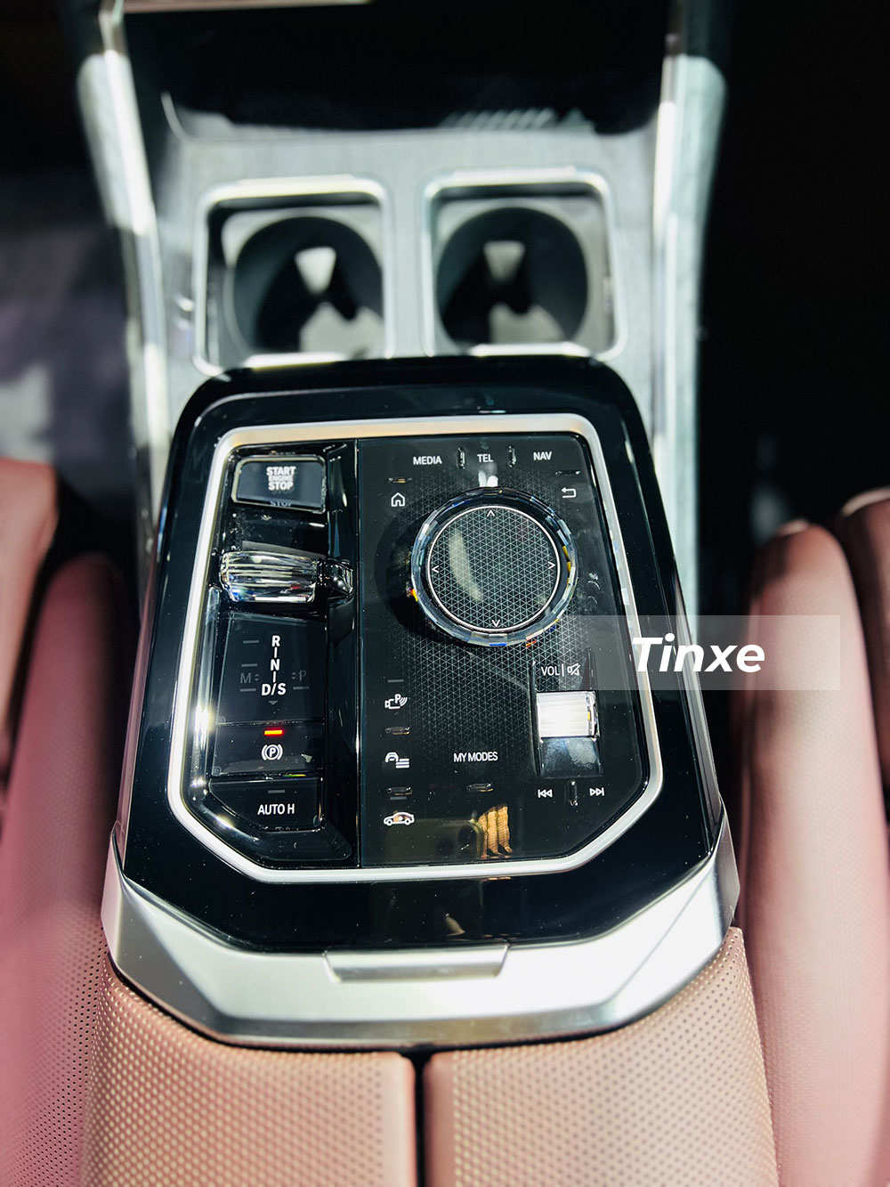 Cụm điều khiển trung t&acirc;m của BMW 7-Series 2023