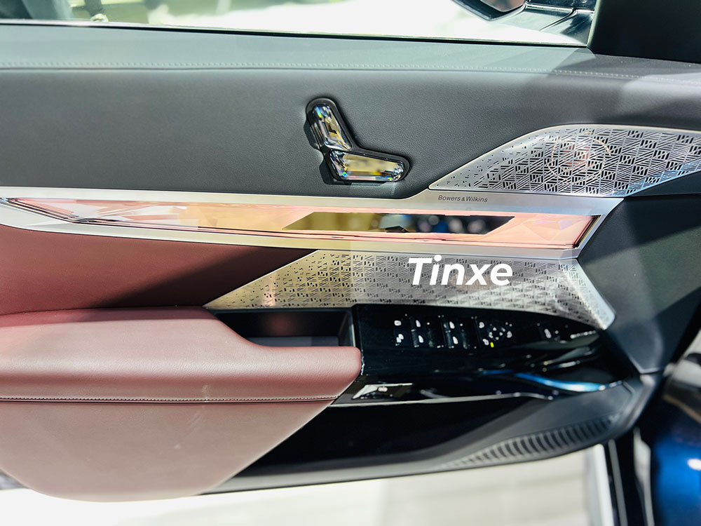 Ốp nh&ocirc;m trang tr&iacute; tr&ecirc;n tapi cửa của BMW 7-Series 2023