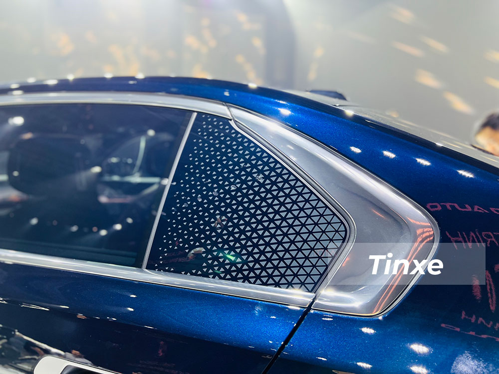 Họa tiết trang tr&iacute; pha l&ecirc; tr&ecirc;n k&iacute;nh cửa sổ của BMW 7-Series 2023