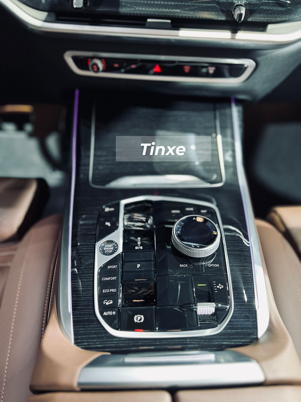 BMW X7 LCI 2023 cũng c&oacute; lẫy gạt chuyển số nhỏ gọn như c&aacute;c mẫu xe BMW đời mới kh&aacute;c