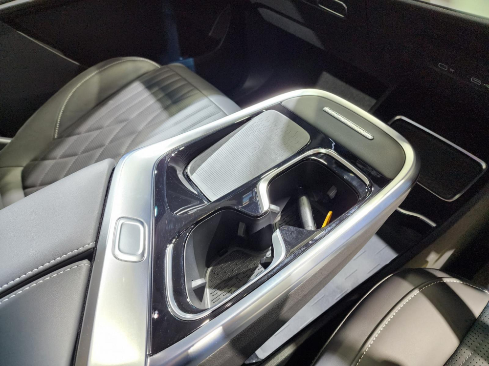 Sạc điện thoại không dây của MG Maxus 9 Sạc điện thoại không dây của MG Maxus 9