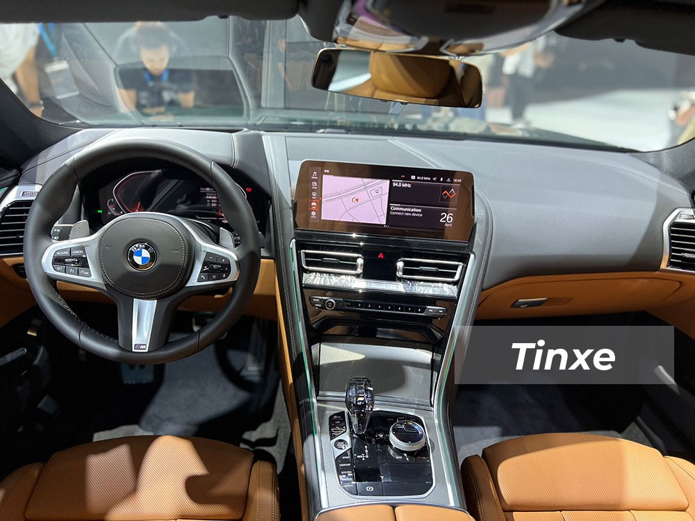 Buồng lái với bố trí nghiêng 8 độ đặc trưng của các dòng xe thể thao BMW Buồng lái với bố trí nghiêng 8 độ đặc trưng của các dòng xe thể thao BMW