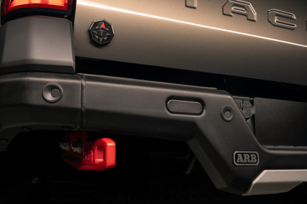 Móc cứu hộ màu đỏ của Toyota Tacoma Trailhunter 2024 Móc cứu hộ màu đỏ của Toyota Tacoma Trailhunter 2024