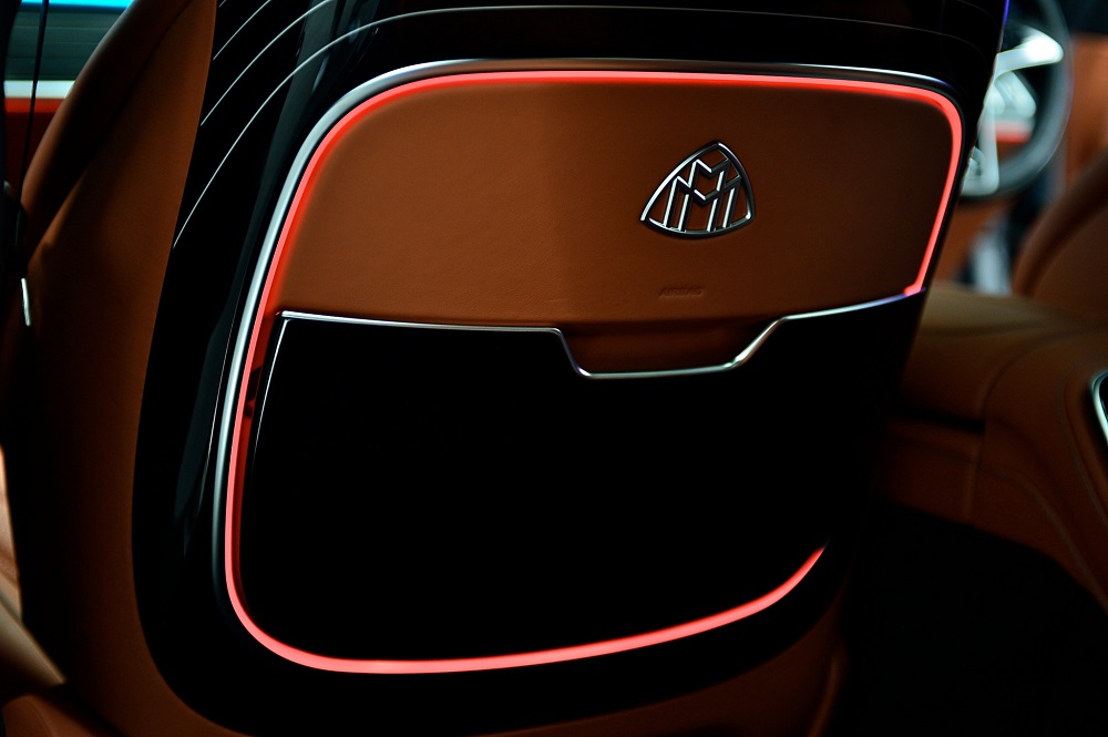 Mercedes-Maybach S580e 2024 có đèn viền LED