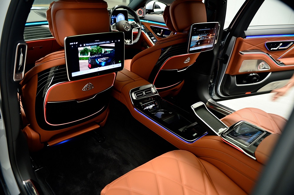 2 màn hình gối của Mercedes-Maybach S580e 2024 