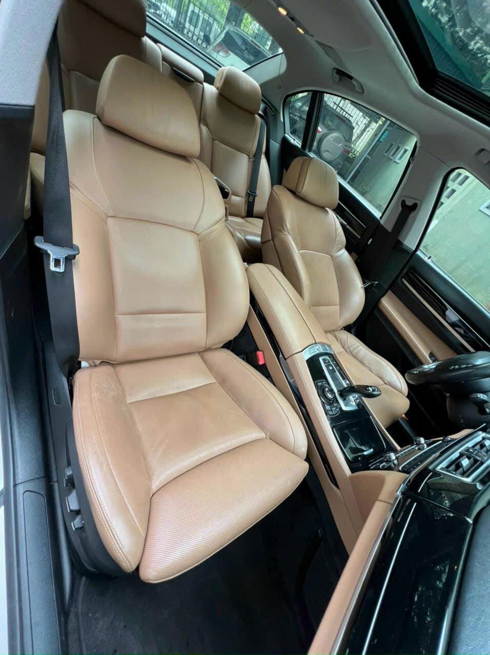Ghế của chiếc BMW 750Li được bọc da sang trọng và trông còn khá mới Ghế của chiếc BMW 750Li được bọc da sang trọng và trông còn khá mới