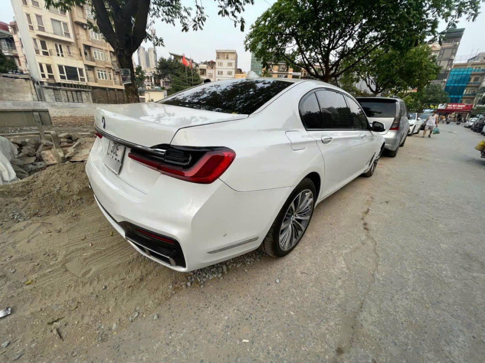 Chiếc BMW 750Li được độ lại cả khu vực phía sau Chiếc BMW 750Li được độ lại cả khu vực phía sau