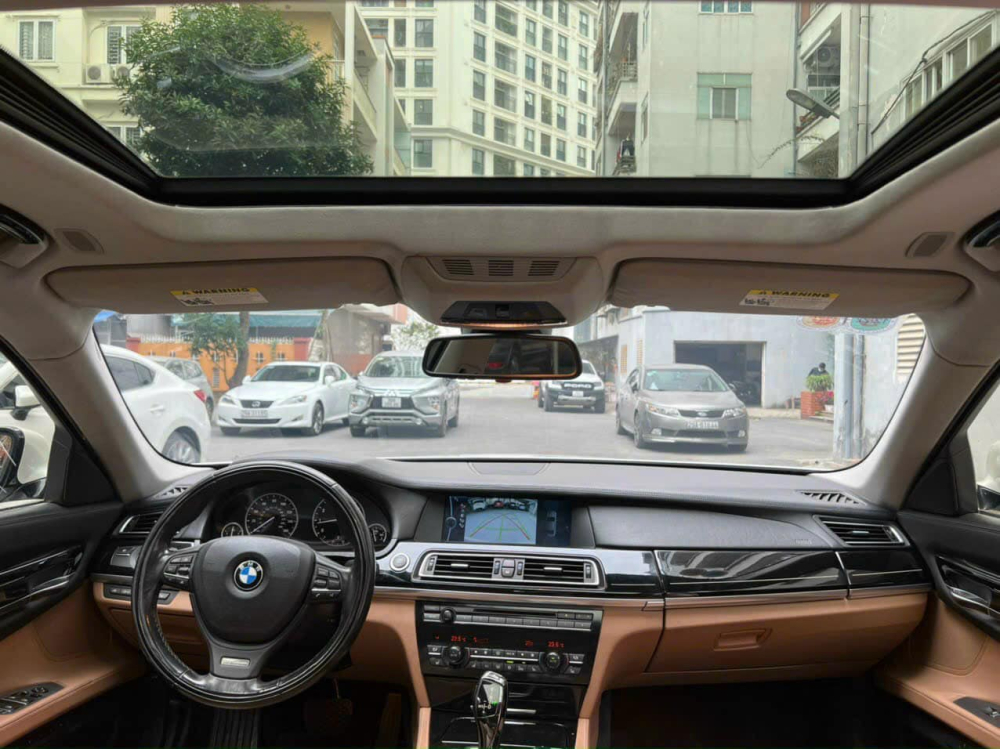 BMW 750Li đời 2009 có màn hình giải trí 10,2 inch và cửa sổ trời BMW 750Li đời 2009 có màn hình giải trí 10,2 inch và cửa sổ trời