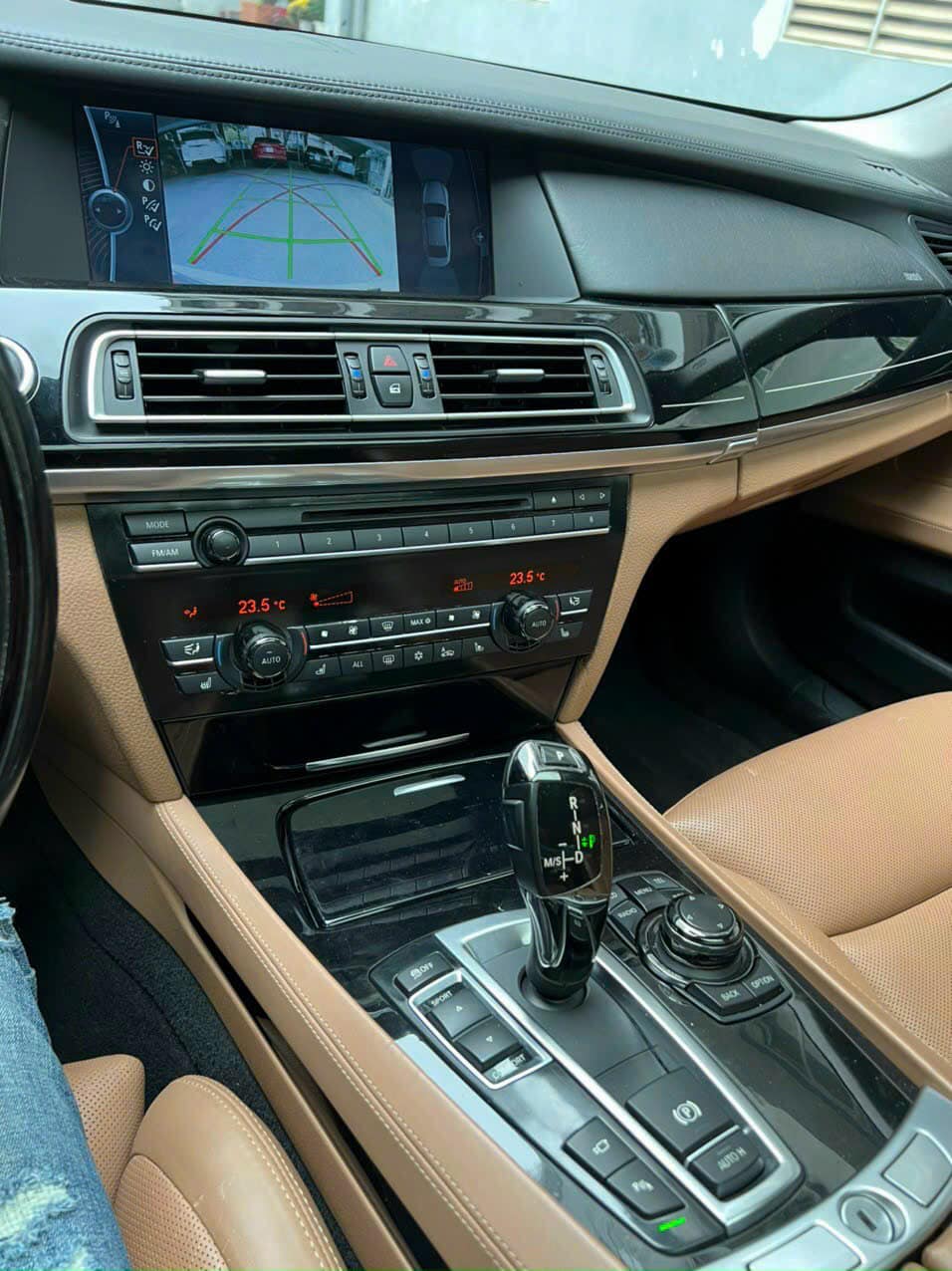 Cụm điều khiển trung tâm của chiếc BMW 750Li Cụm điều khiển trung tâm của chiếc BMW 750Li