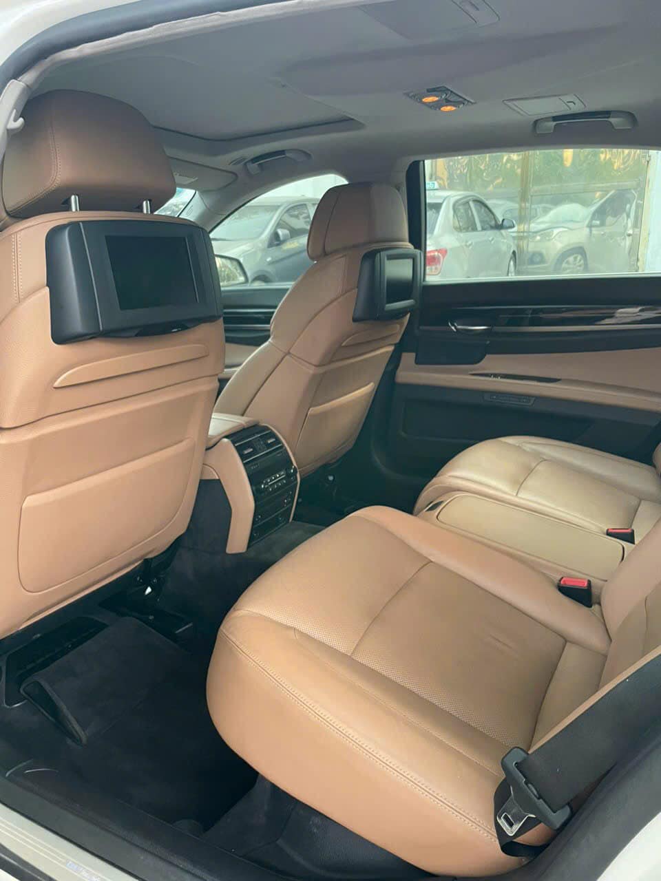 Hàng ghế sau của chiếc BMW 750Li rộng rãi nhờ kích thước lớn và có 2 màn hình gối Hàng ghế sau của chiếc BMW 750Li rộng rãi nhờ kích thước lớn và có 2 màn hình gối