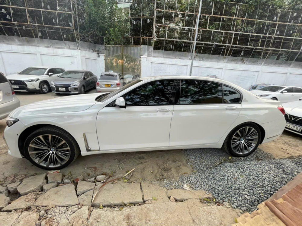 Chiếc BMW 750Li được độ lại cả khu vực sườn xe Chiếc BMW 750Li được độ lại cả khu vực sườn xe