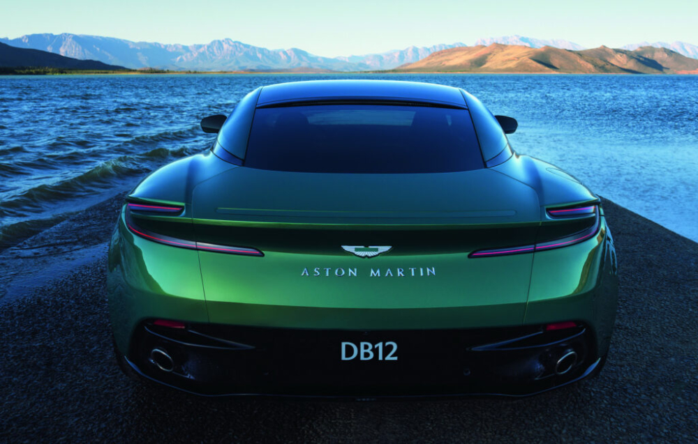 Aston Martin DB12 nhìn từ phía sau
