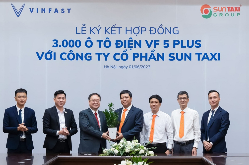 Sun Taxi mua 3.000 chiếc VinFast VF5 Plus để triển khai dịch vụ taxi điện Sun Taxi mua 3.000 chiếc VinFast VF5 Plus để triển khai dịch vụ taxi điện