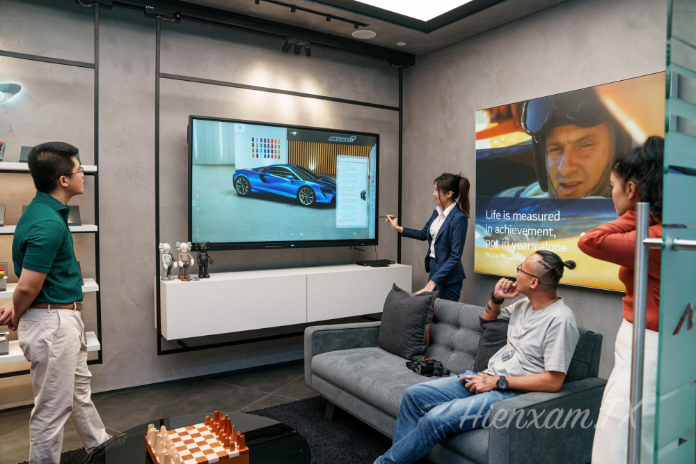 Khách hàng có thể dựa vào công nghệ thực tế ảo để tự lên cấu hình cho chiếc McLaren của mình. Khách hàng có thể dựa vào công nghệ thực tế ảo để tự lên cấu hình cho chiếc McLaren của mình.