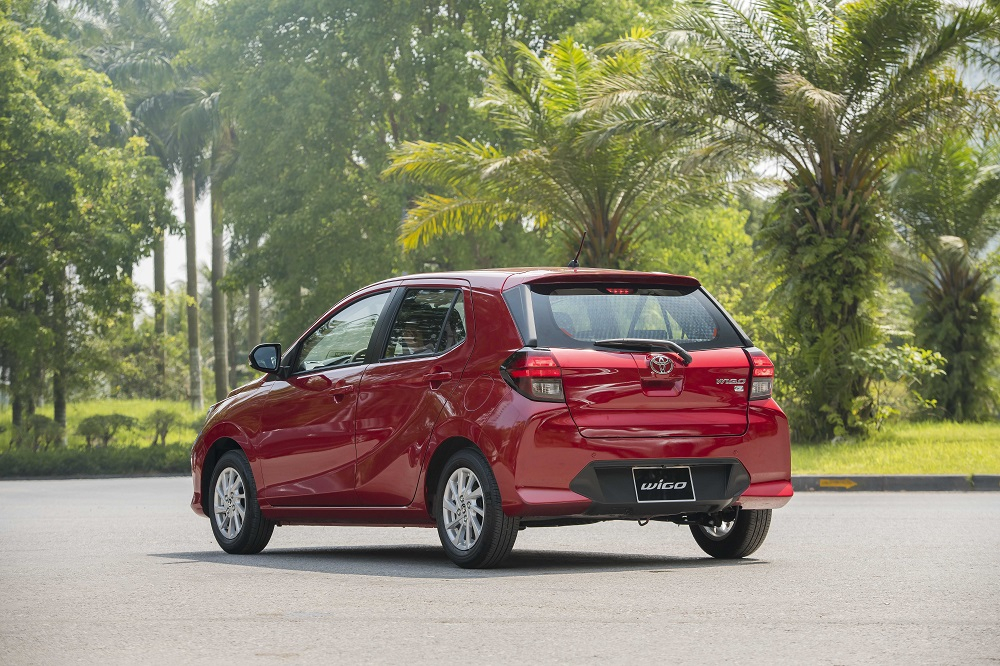Đ&egrave;n hậu của Toyota Wigo 2023 chỉ d&ugrave;ng b&oacute;ng thường