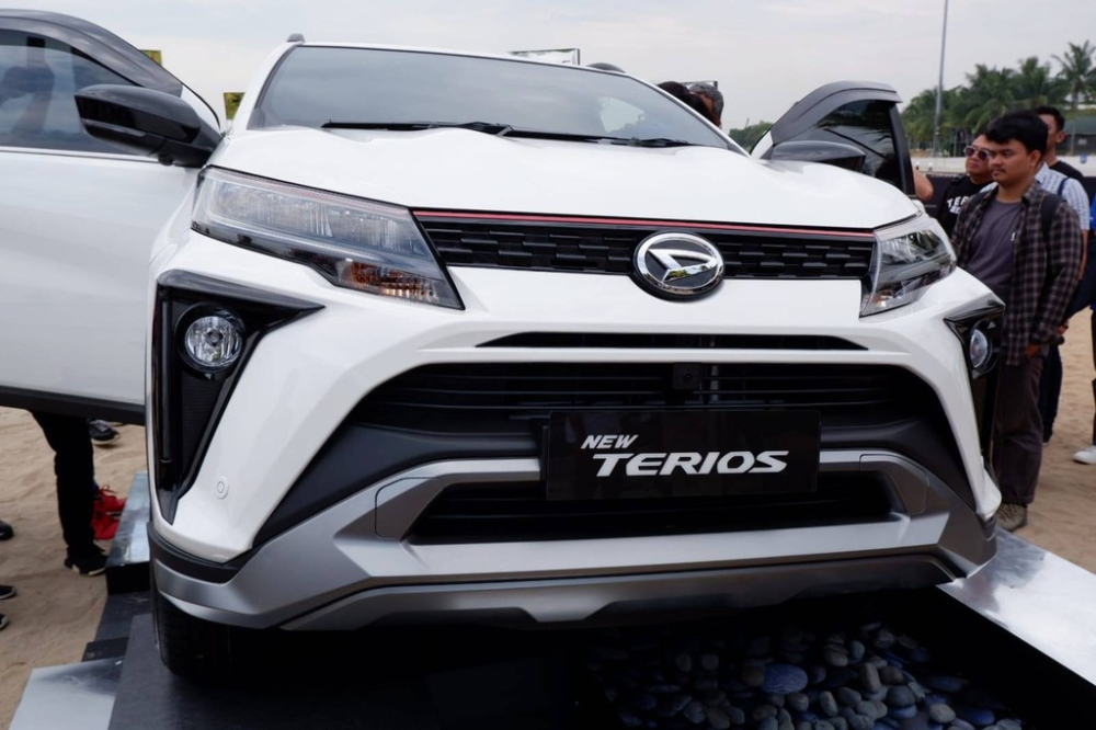 Daihatsu Terios 2023 có thêm đèn pha màu khói và dải đèn LED định vị ban ngày Daihatsu Terios 2023 có thêm đèn pha màu khói và dải đèn LED định vị ban ngày