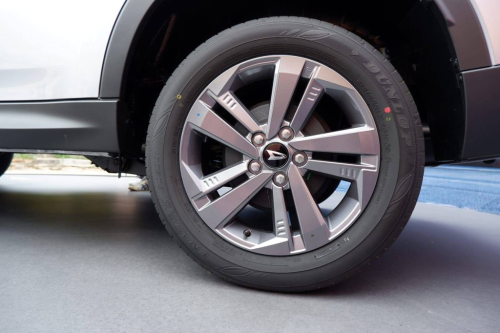 Vành hợp kim 17 inch màu xám nòng súng của Daihatsu Terios 2023 Vành hợp kim 17 inch màu xám nòng súng của Daihatsu Terios 2023