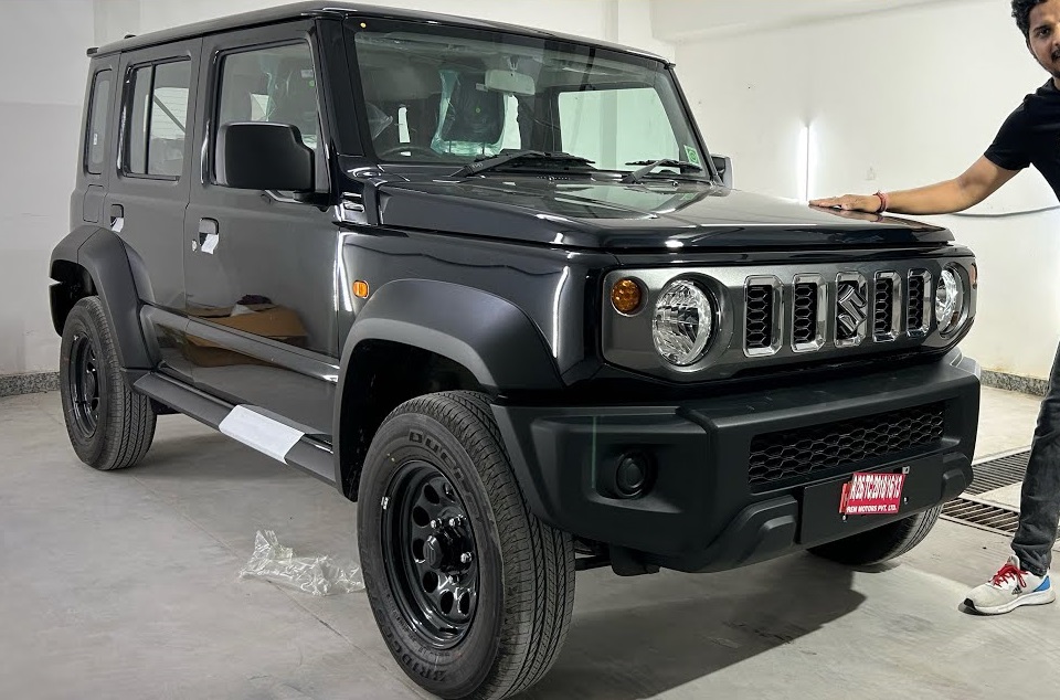 Cận cảnh thiết kế của Suzuki Jimny 5 cửa bản tiêu chuẩn Cận cảnh thiết kế của Suzuki Jimny 5 cửa bản tiêu chuẩn