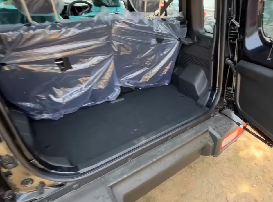 Khoang hành lý của Suzuki Jimny 5 cửa bản tiêu chuẩn Khoang hành lý của Suzuki Jimny 5 cửa bản tiêu chuẩn