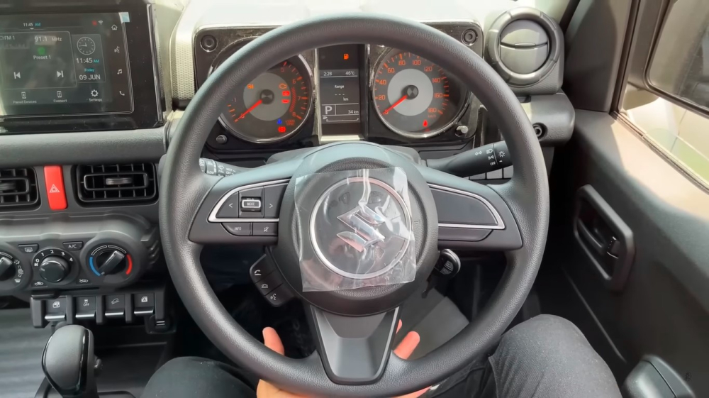 Vô lăng của Suzuki Jimny 5 cửa bản tiêu chuẩn Vô lăng của Suzuki Jimny 5 cửa bản tiêu chuẩn