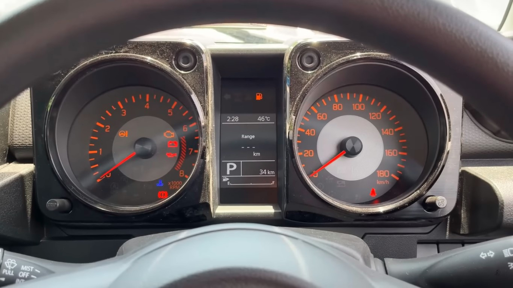 Bảng đồng hồ của Suzuki Jimny 5 cửa bản tiêu chuẩn Bảng đồng hồ của Suzuki Jimny 5 cửa bản tiêu chuẩn