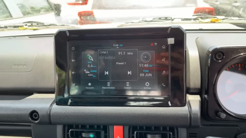 Màn hình trung tâm của Suzuki Jimny 5 cửa bản tiêu chuẩn Màn hình trung tâm của Suzuki Jimny 5 cửa bản tiêu chuẩn